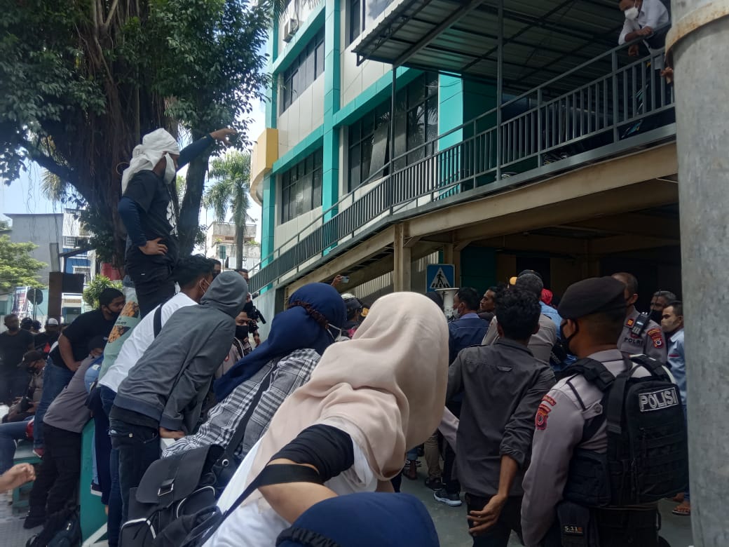 Mahasiswa Tehoru Seruduk Kantor PLN Maluku