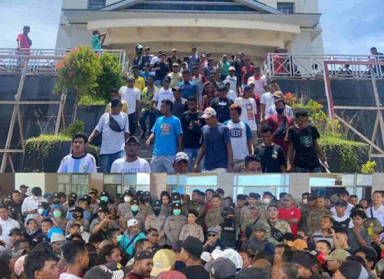 “Mogok”, Ratusan Supir Angkot di Ambon “Kepung”Kantor Gubernur