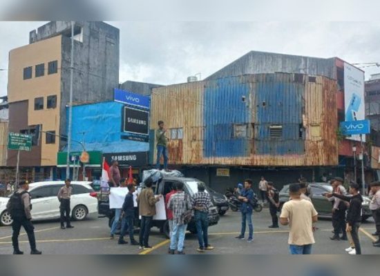 Demo Tuntut Kapolda Perjelas Status oknum Polisi di Aru Ini