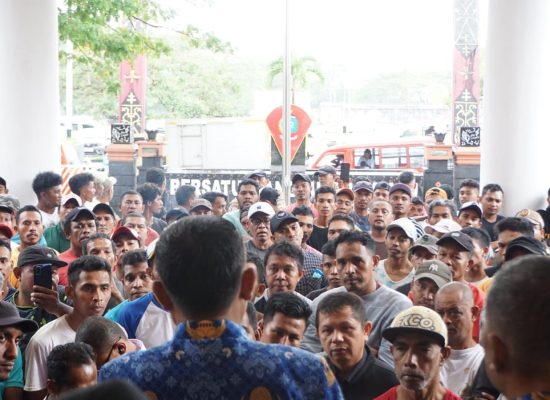 Ratusan Supir Angkot Demo Tolak Rekayasa Lalin