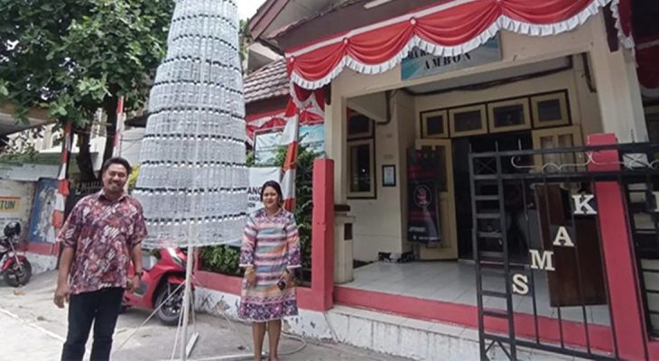 Siswa SMA di Ambon Manfaatkan Sampah Plastik Jadi Pohon Natal