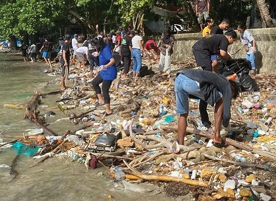 The Mulung Kumpul Sampah 860 Kilogram di Pantai Latuhalat Ambon