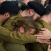 Ilustrasi: Tentara Israel menangisi rekan mereka yang tewas dalam operasi darat di Jalur Gaza, saat upacara pemakamannya di dewan regional Gezer Israel, 27 April 2025.