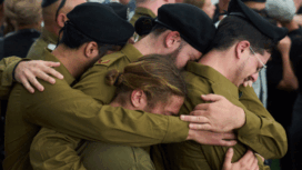 Ilustrasi: Tentara Israel menangisi rekan mereka yang tewas dalam operasi darat di Jalur Gaza, saat upacara pemakamannya di dewan regional Gezer Israel, 27 April 2025.
