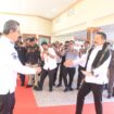 Tiba di Bandara Pattimura, Ambon, Jaksa Agung disambut Gubernur Maluku, Hendrik Lewerissa.