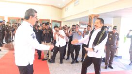 Tiba di Bandara Pattimura, Ambon, Jaksa Agung disambut Gubernur Maluku, Hendrik Lewerissa.
