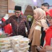 Bupati Maluku Tengah dan Istri, saat meninjau pameran produk UMKM di Kota Masohi, dalam rangka peringati HUT Kota Masohi ke-68.
