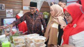 Bupati Maluku Tengah dan Istri, saat meninjau pameran produk UMKM di Kota Masohi, dalam rangka peringati HUT Kota Masohi ke-68.