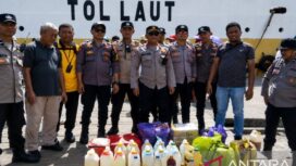 Kepolisian Sektor Kawasan Pelabuhan Yos Sudarso Ambon menyita 220 liter minuman keras tradisional jenis sopi yang diduga hendak diselundupkan melalui jalur laut di Pelabuhan Dr. Siwabessy, Ambon.