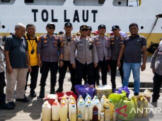 Kepolisian Sektor Kawasan Pelabuhan Yos Sudarso Ambon menyita 220 liter minuman keras tradisional jenis sopi yang diduga hendak diselundupkan melalui jalur laut di Pelabuhan Dr. Siwabessy, Ambon.