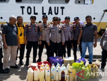 Kepolisian Sektor Kawasan Pelabuhan Yos Sudarso Ambon menyita 220 liter minuman keras tradisional jenis sopi yang diduga hendak diselundupkan melalui jalur laut di Pelabuhan Dr. Siwabessy, Ambon.