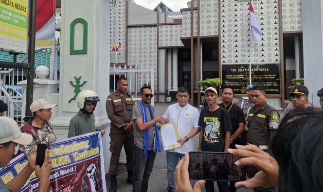 
Pemuda Geruduk Kejati Maluku, Desak Tuntaskan “Bola Panas” Korupsi UP3 Tanimbar