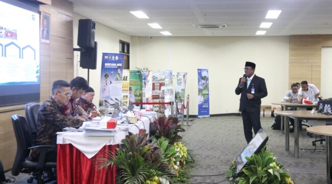  Bupati Maluku Tengah Saat memaparkan Program  